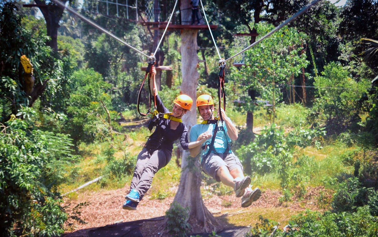 Zipline над водопадами в Тайланде